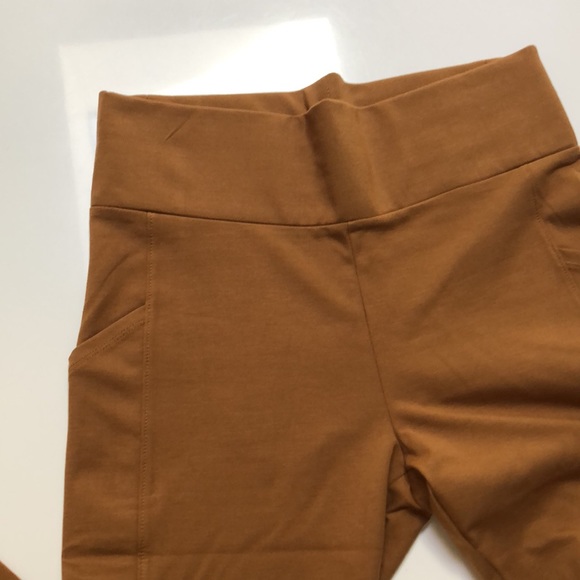 Lou & Grey M camel/tan Pocket Leggings NEver worn. I may have took the tag off - Picture 2 of 4